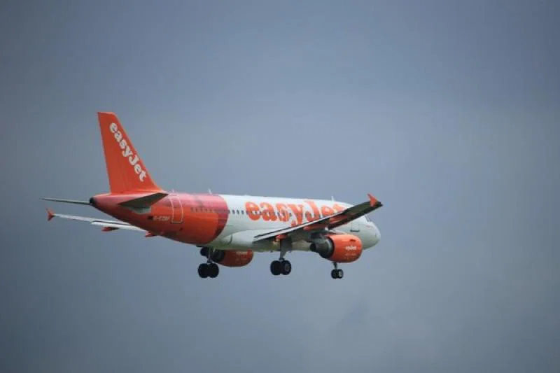 easyjet_aircraft_descent_iStock-2152975006 (Credit: iStock / studioportosabbia)