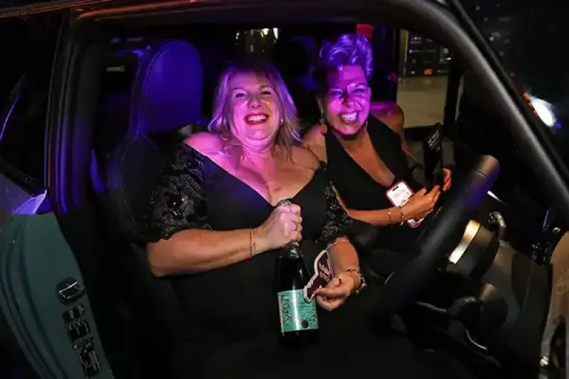 Winning agent Debbie Poole (left) celebrates with Holiday Extras' Lindsay Garvey-Jones