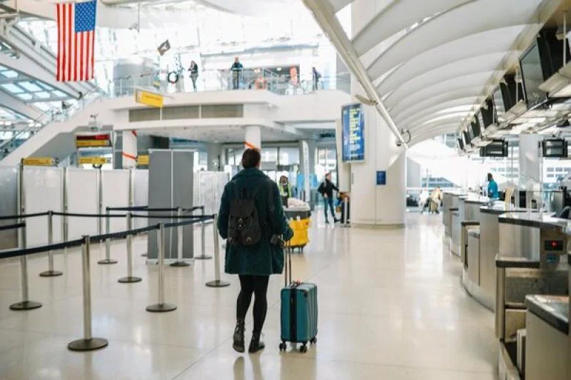 air_airport_US_USA_United_States_passenger_air_suitcase_luggage_iStock-1465645217 (Credit: iStock / lechatnoir)