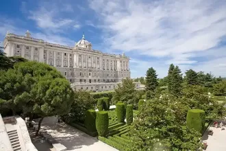 Find out opening hours for highlights such as the Royal Palace of Madrid...